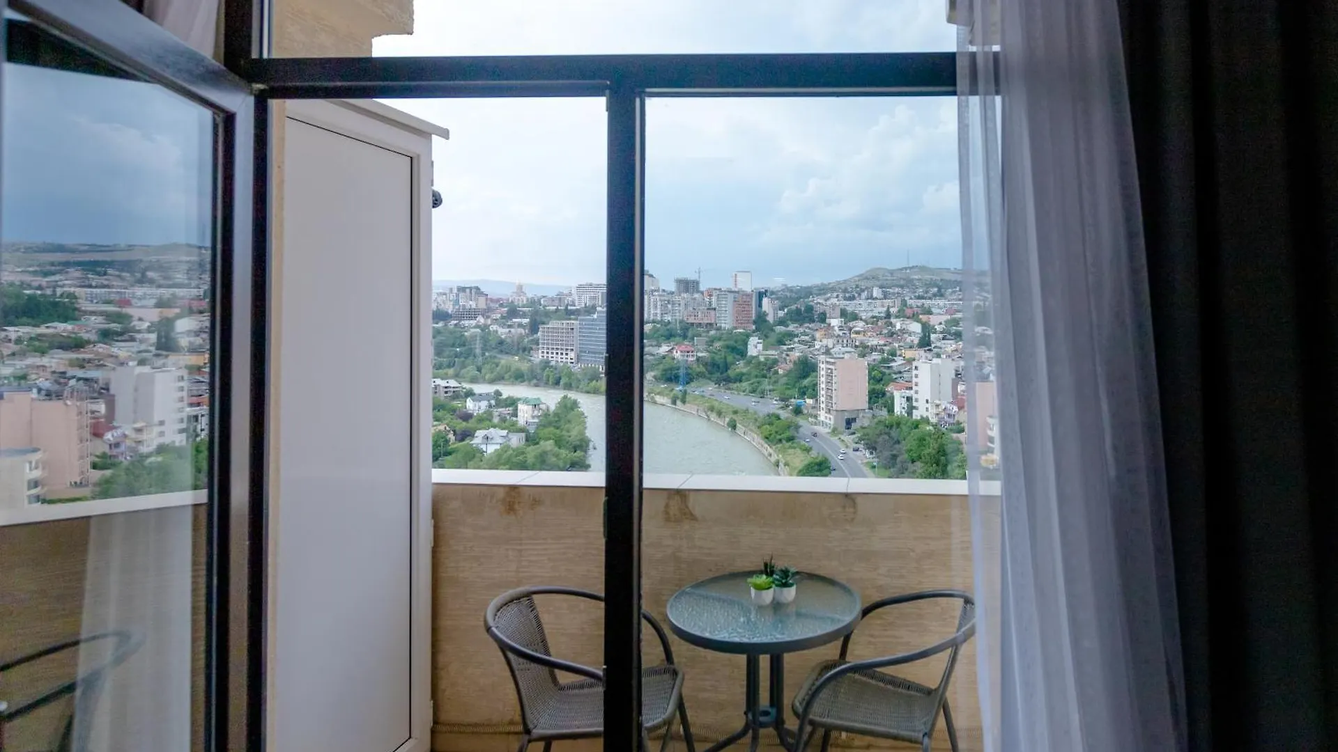 Lägenhet Tbilisi And The River From Your Window! Georgien